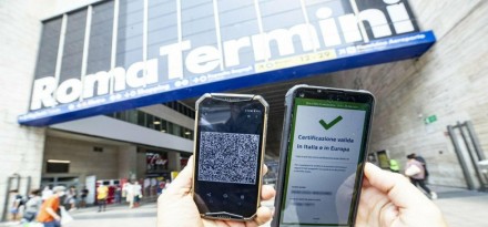 Obbligo di green pass su treni, aerei e bus: stazioni blindate contro i 